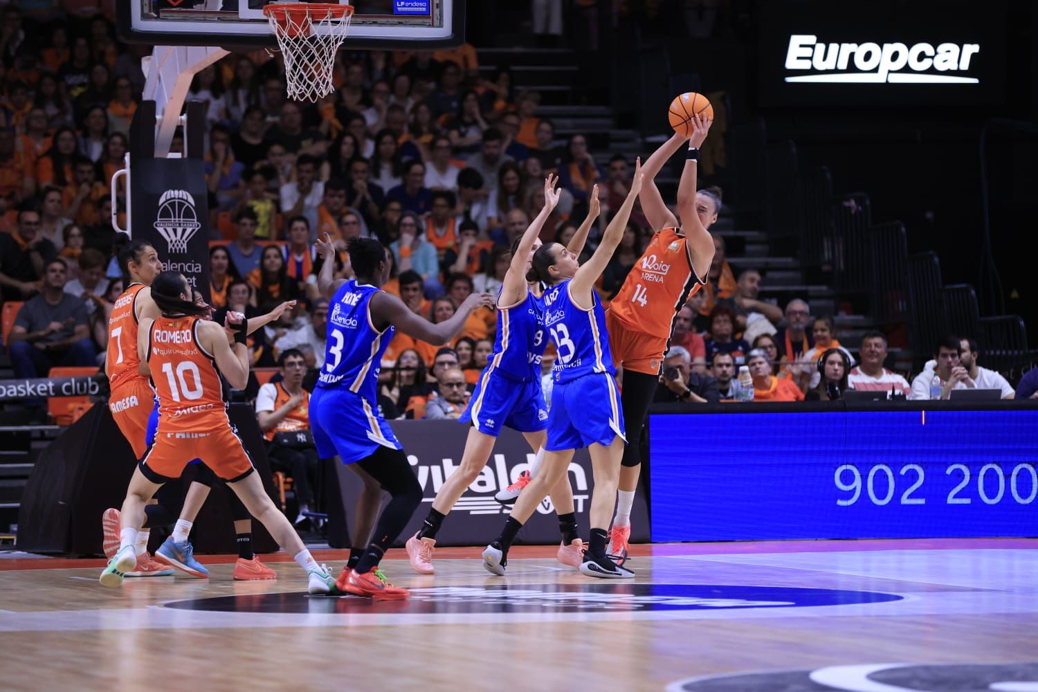 En imágenes la derrota de Perfumerías Avenida frente a Valencia Basket