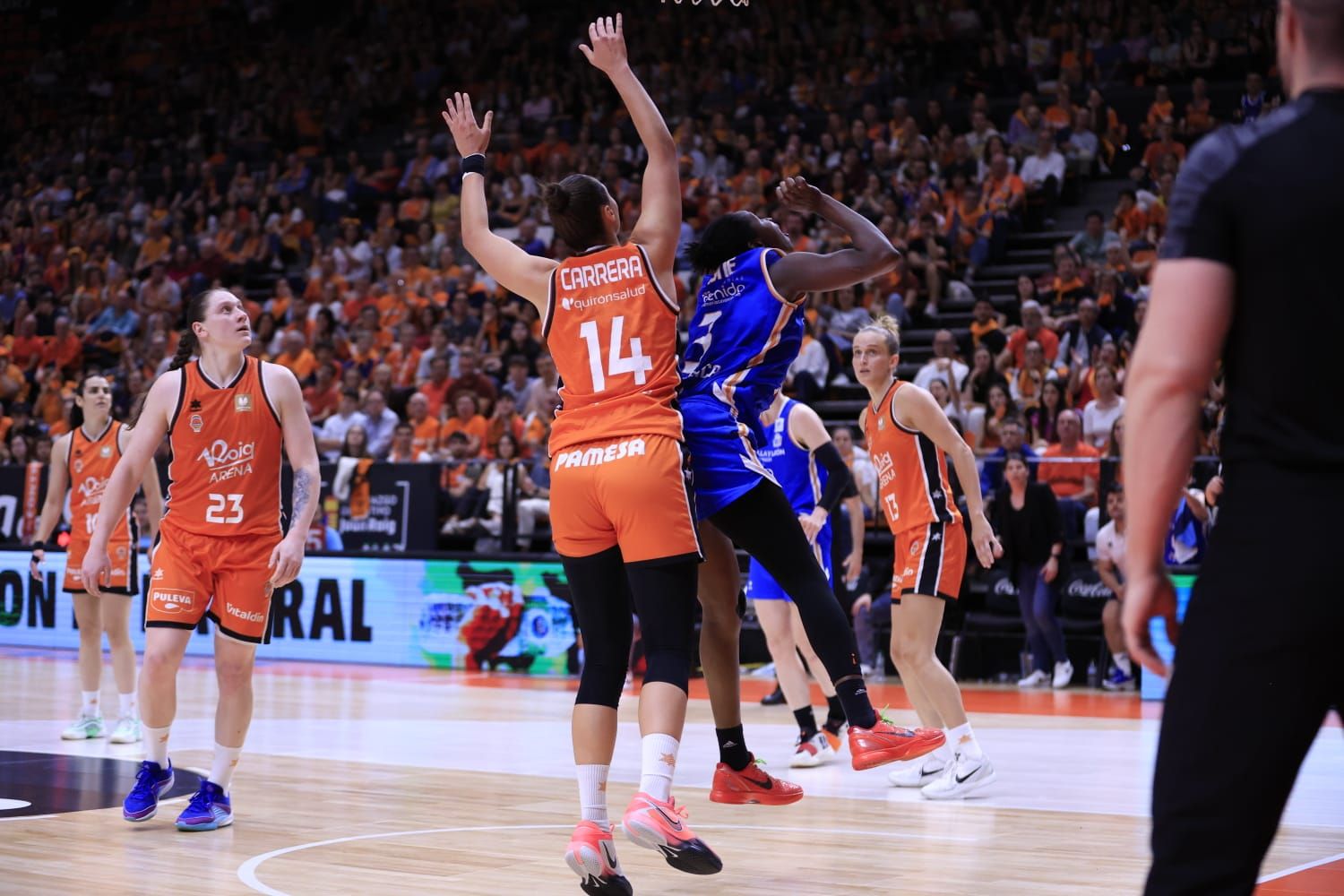 En imágenes la derrota de Perfumerías Avenida frente a Valencia Basket