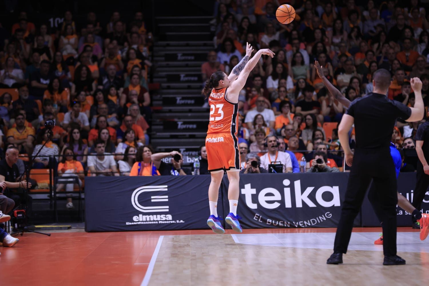 En imágenes la derrota de Perfumerías Avenida frente a Valencia Basket