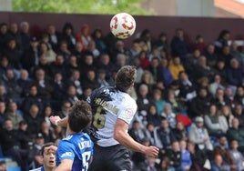 Rabadán lucha un balón por el aire