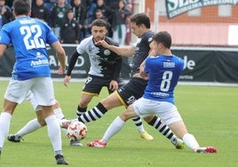 Vergés pelea un esférico durante el partido