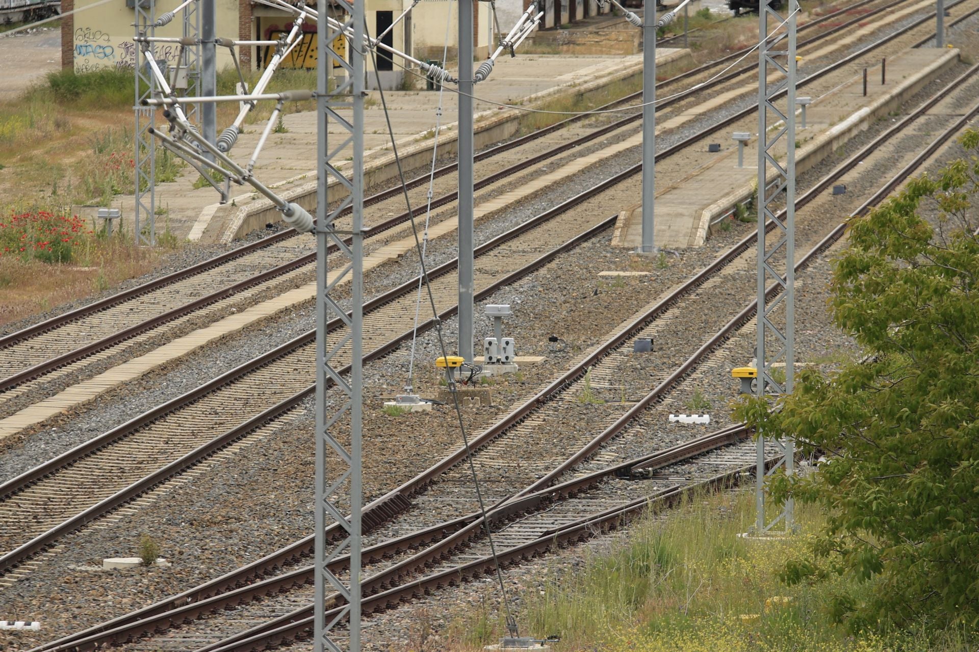 El contrato de un millón de euros para averías en la línea de tren de Salamanca que está sin terminar