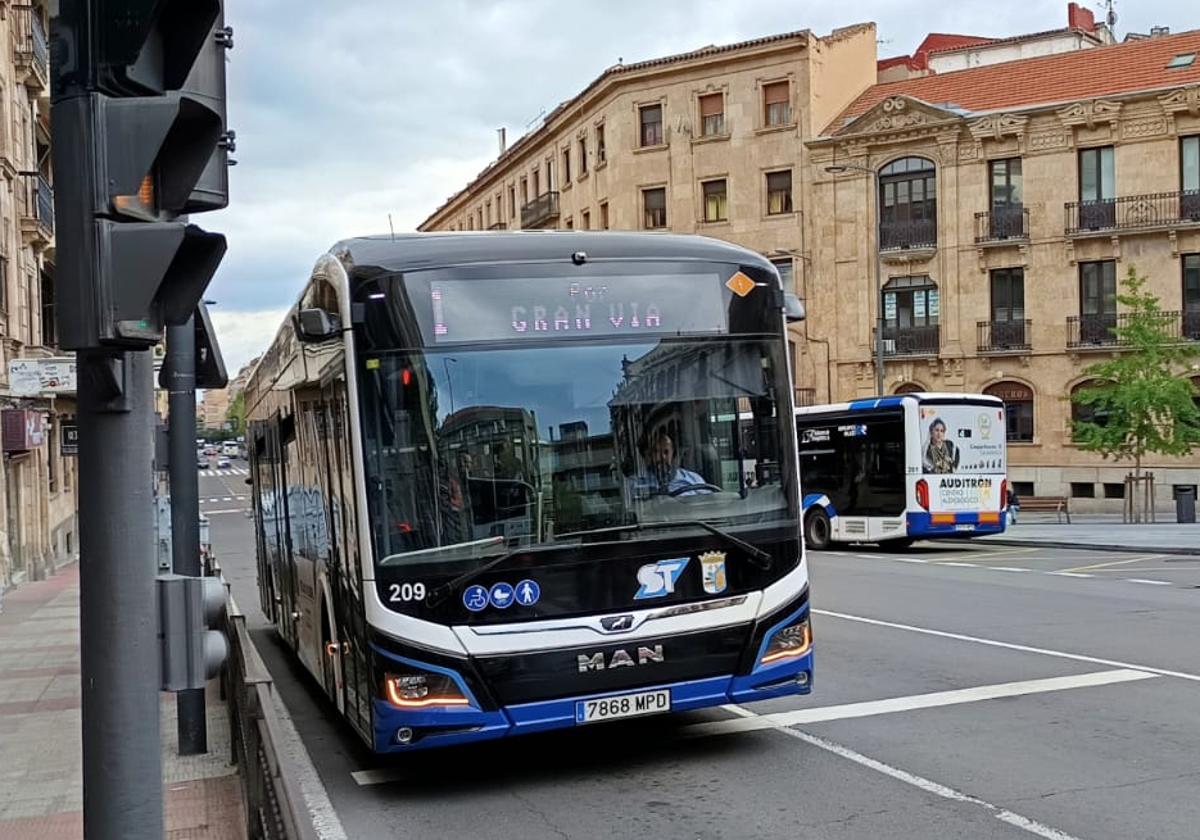 Los primeros buses eléctricos de Salamanca cumplen un año 'callados', sin averías y millonarios en kilómetros