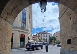 Vehículo circulando junto a la Plaza Mayor de Salamanca.