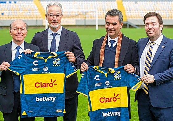 Miguel Torrecilla, segundo por la izquierda, en su presentación oficial como presidente ejecutivo del club de Chile.