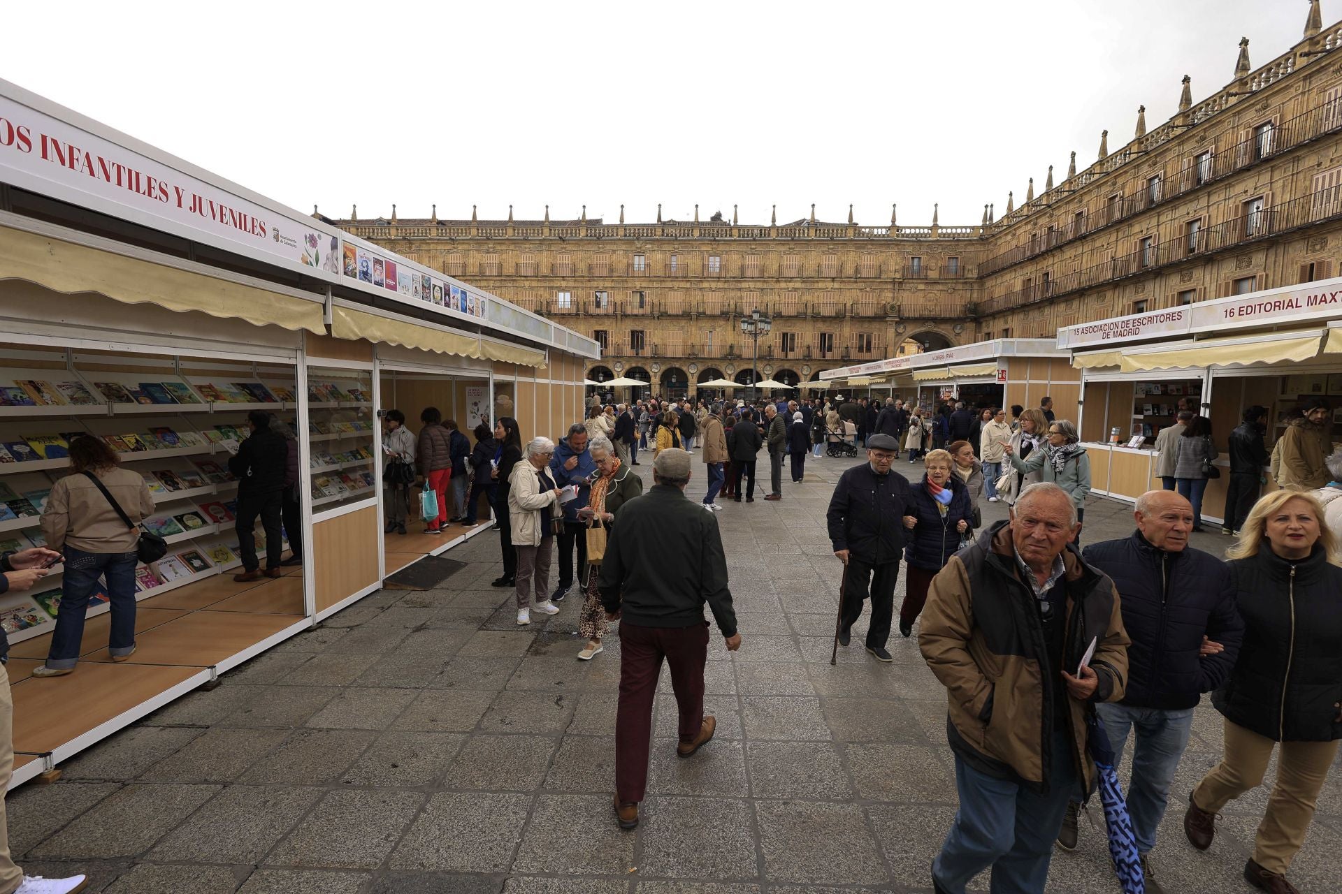 El mal tiempo no frena la inauguración de la Feria de Libro en Salamanca