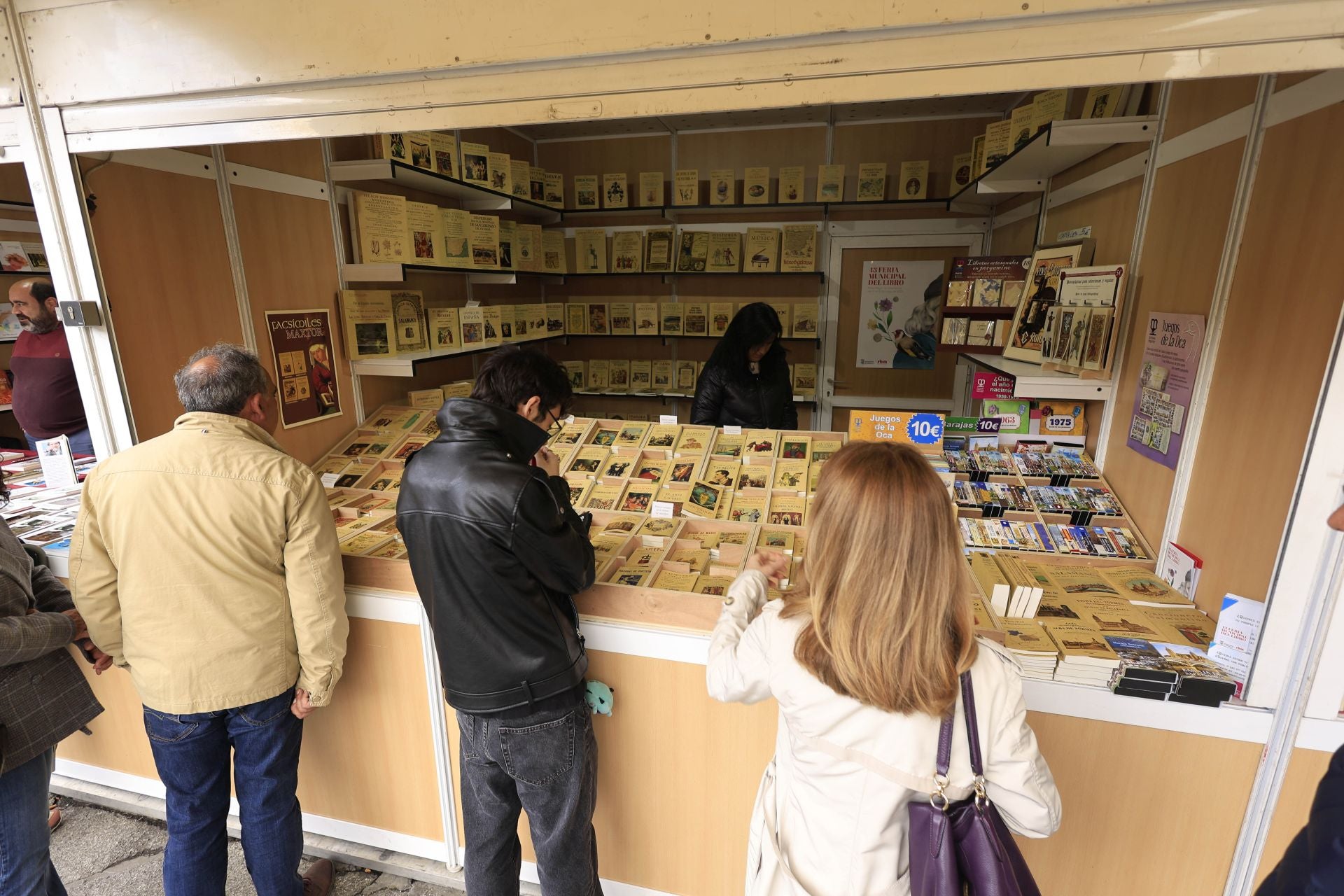 El mal tiempo no frena la inauguración de la Feria de Libro en Salamanca