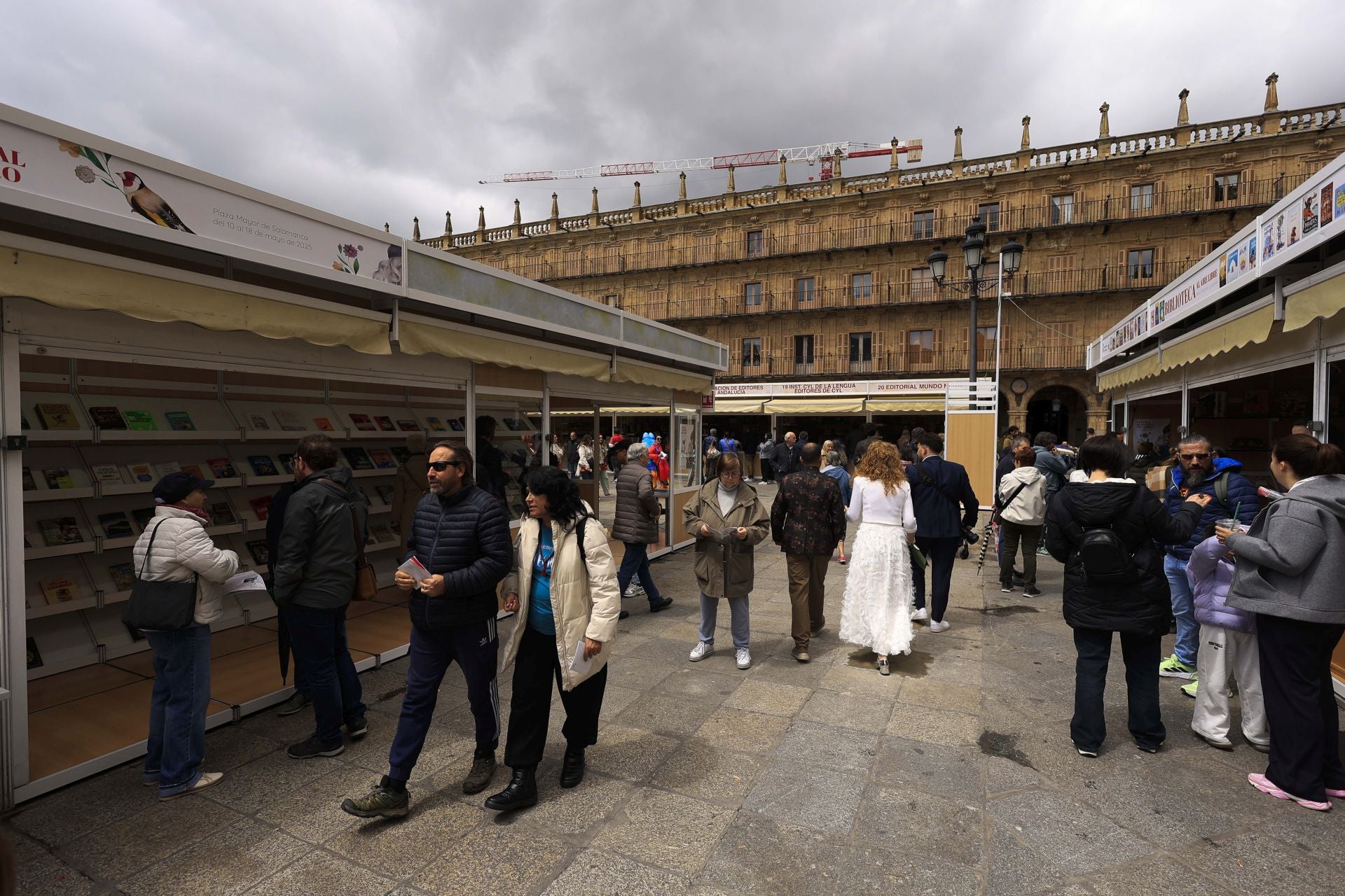 El mal tiempo no frena la inauguración de la Feria de Libro en Salamanca