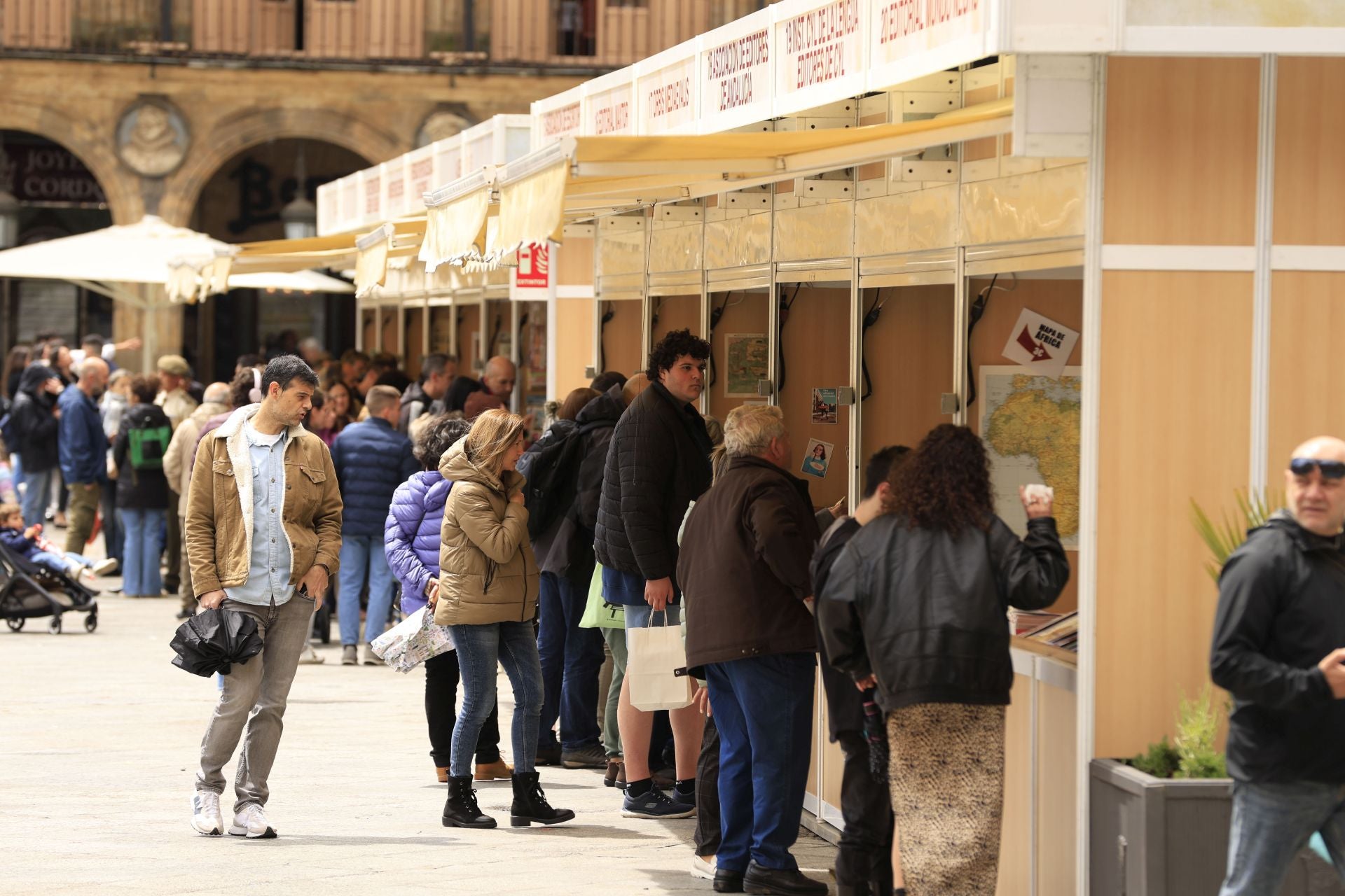El mal tiempo no frena la inauguración de la Feria de Libro en Salamanca