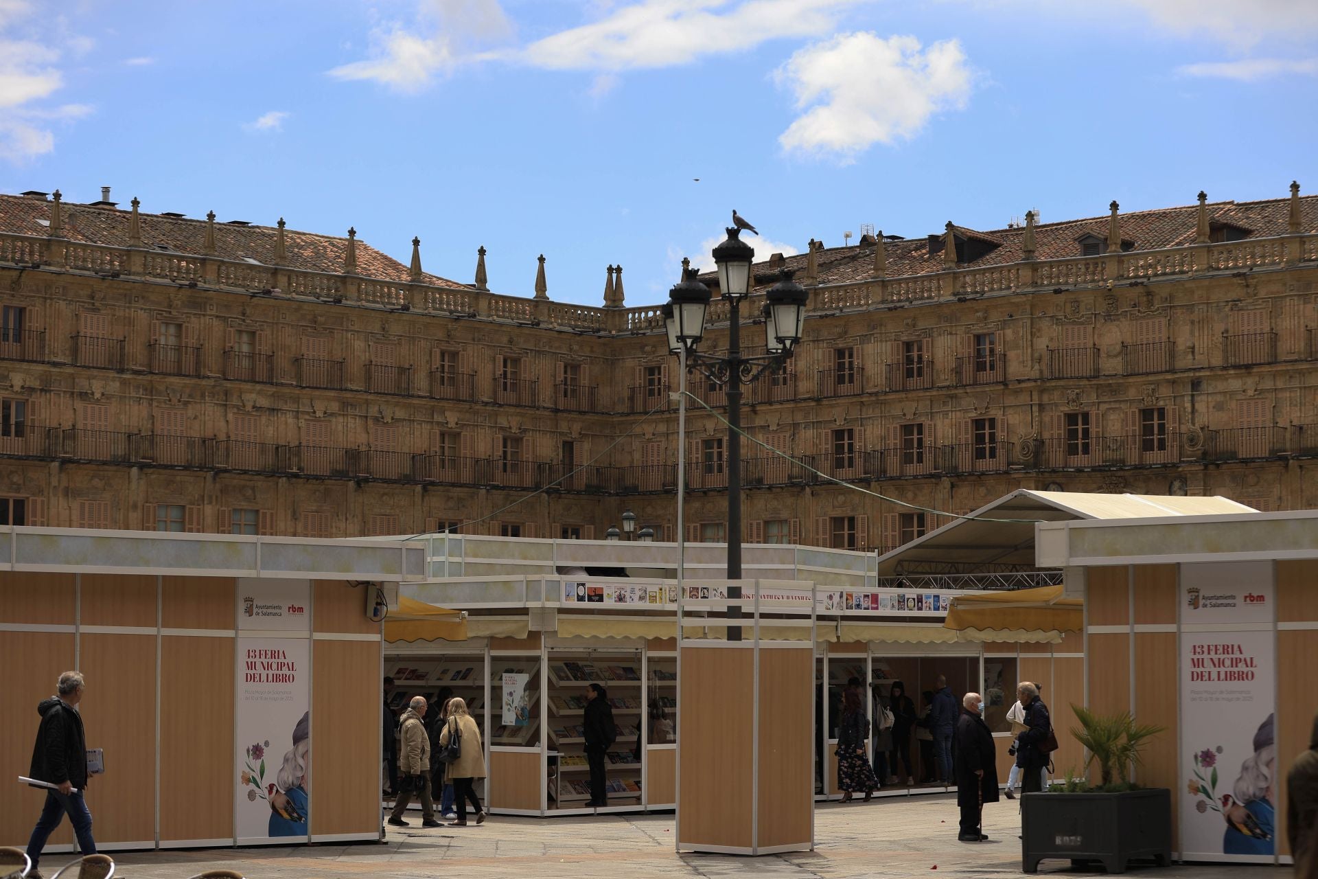 El mal tiempo no frena la inauguración de la Feria de Libro en Salamanca
