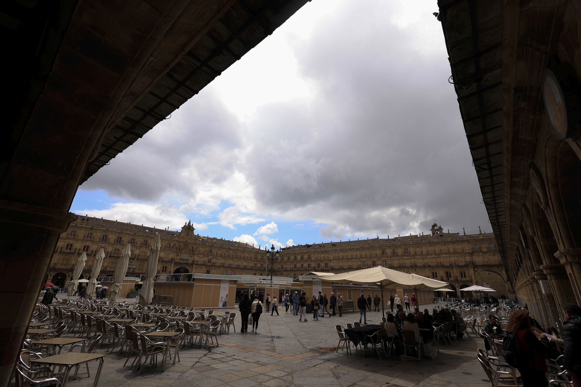 El mal tiempo no frena la inauguración de la Feria de Libro en Salamanca