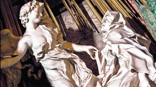 ¿Qué fenómeno místico experimentó Santa Teresa, que representó Bernini en una famosa escultura?