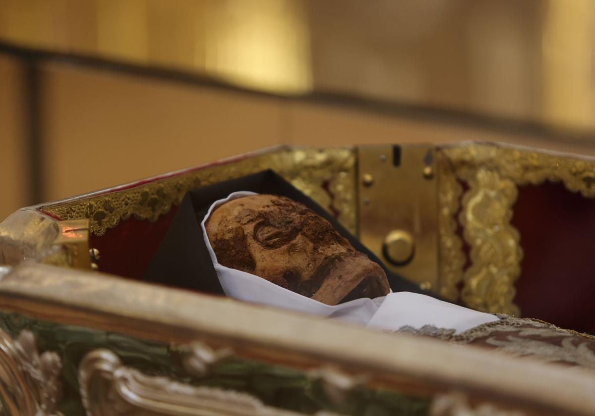 Santa Teresa, expuesta como nunca antes para su veneración en Alba de Tormes ante miles de fieles