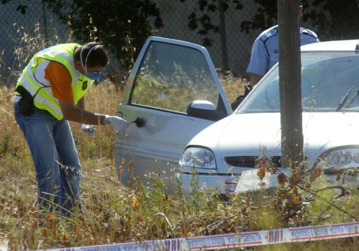 Agentes de la Policía judicial inspeccionan un coche en una imagen de archivo.
