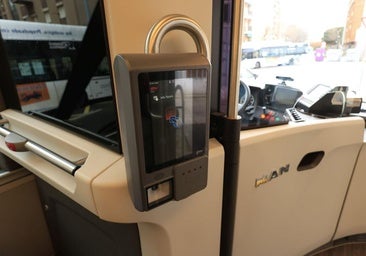 Multa sin precedentes y 'choque' entre la empresa del bus y el ayuntamiento por los fallos en el pago con tarjeta