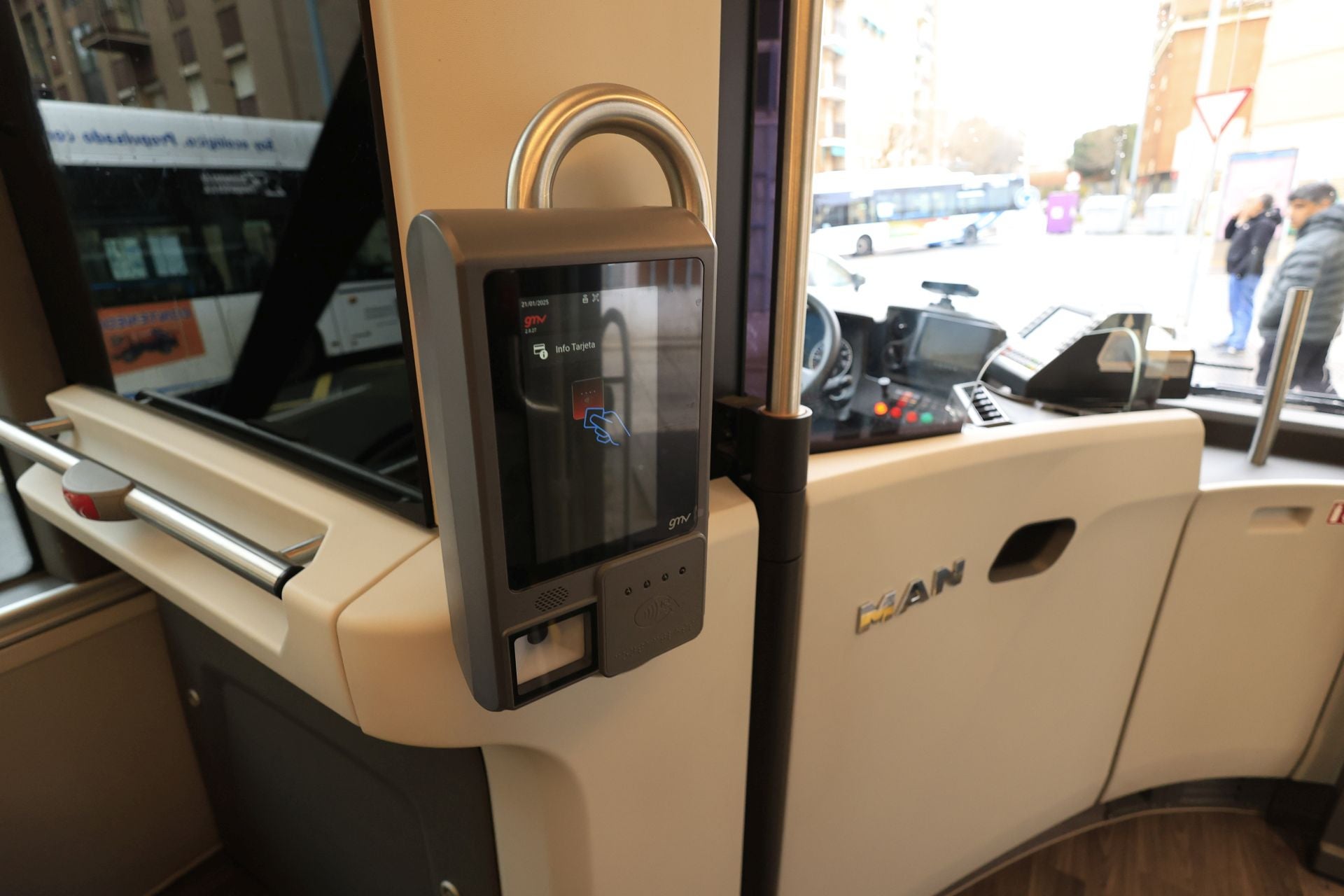 El fallo en los buses de Salamanca que trae 'cola' y una multa sin precedentes
