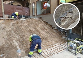 Operarios colocando el forjado y detalle del boceto pintado con el trazado de la nueva escalera.