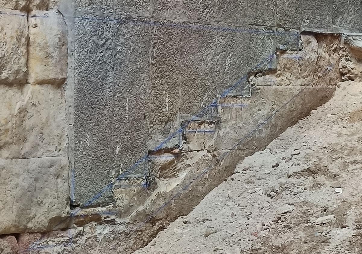 Imagen principal - Trazado de la escaleras, dibujado en el lateral sobre la piedra; escombros retirados en un contenedor; el nuevo forjado de la estructura.