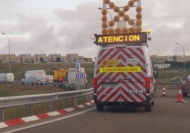 Lugar del accidente en la rotonda de la CL-512 en una de las entradas a Salamanca.