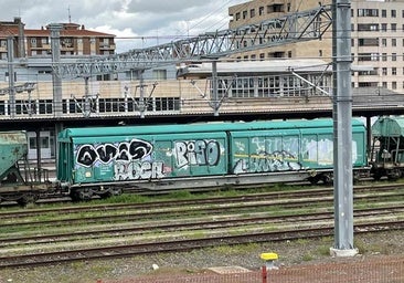 Los grafiteros 'Askeao' y 'Teso' pillados in fraganti pintando vagones de tren