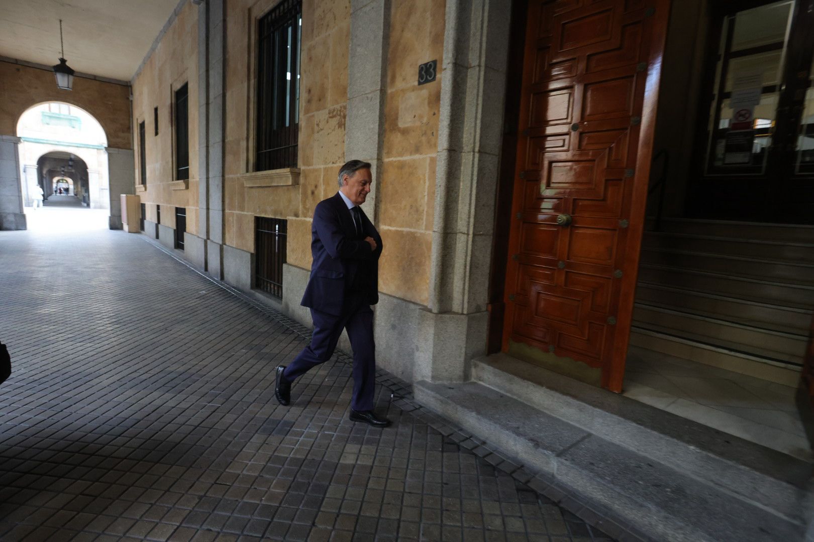 El alcalde de Salamanca, Carlos García Carbayo, entrando en la Audiencia.