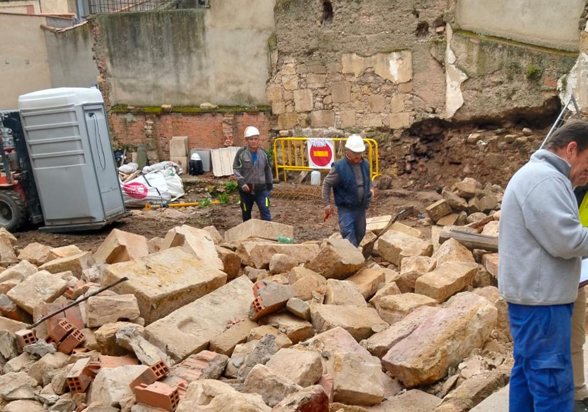 Muro de piedra que esta mañana se derrumbó sobre dos trabajadores en Salamanca.