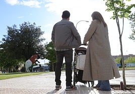 Paseo de una familia de acogida con un bebé.