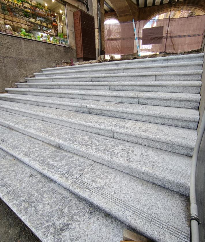 Figure secondaire 2 - Ce sont les nouveaux escaliers tactiles du maire de Salamka's Plaza contre Slippery