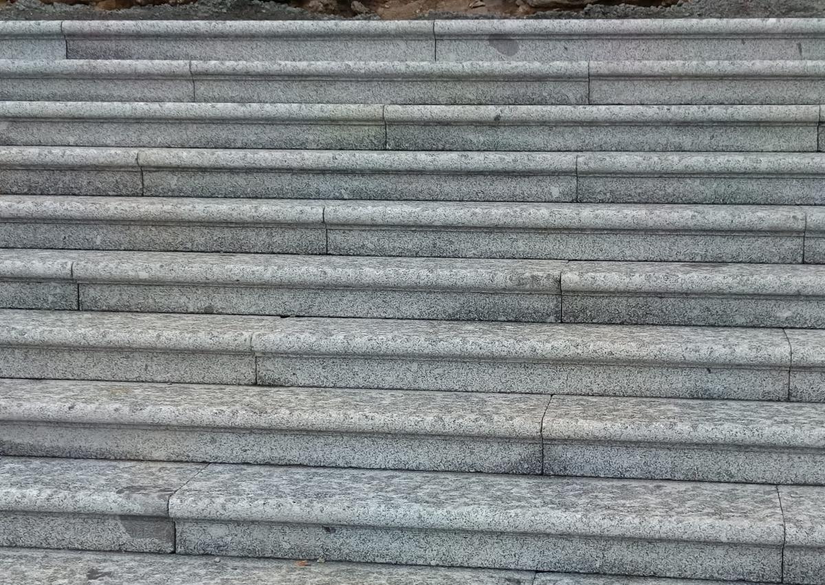 Figure secondaire 1 - Ce sont les nouveaux escaliers tactiles du maire de la place de Salamka contre les sandales