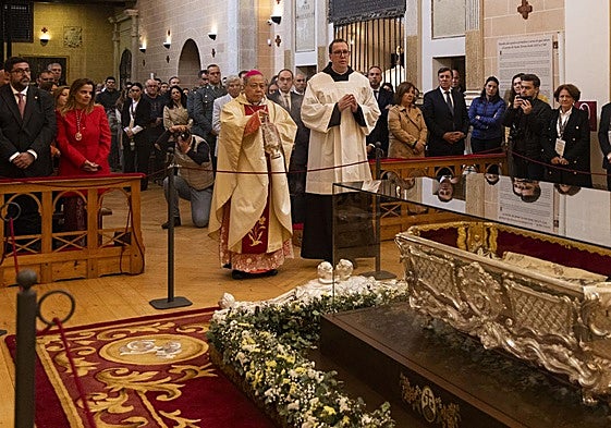 El Nuncio Apostólico Monseñor Bernardito Cleopas Auza ante los restos de Santa Teresa