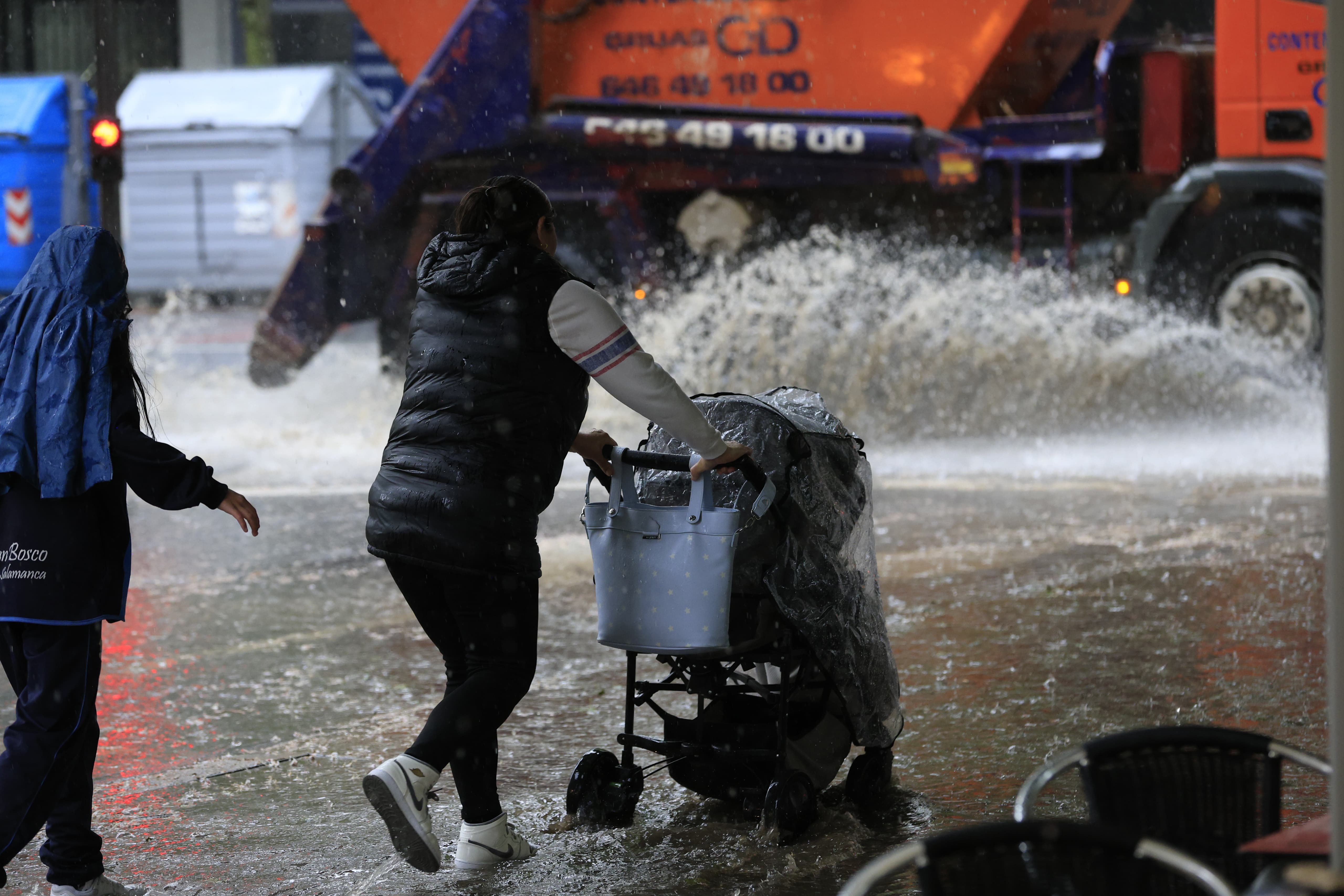 20 minutos de diluvio anegan parte de Salamanca al paso de un violento chaparrón