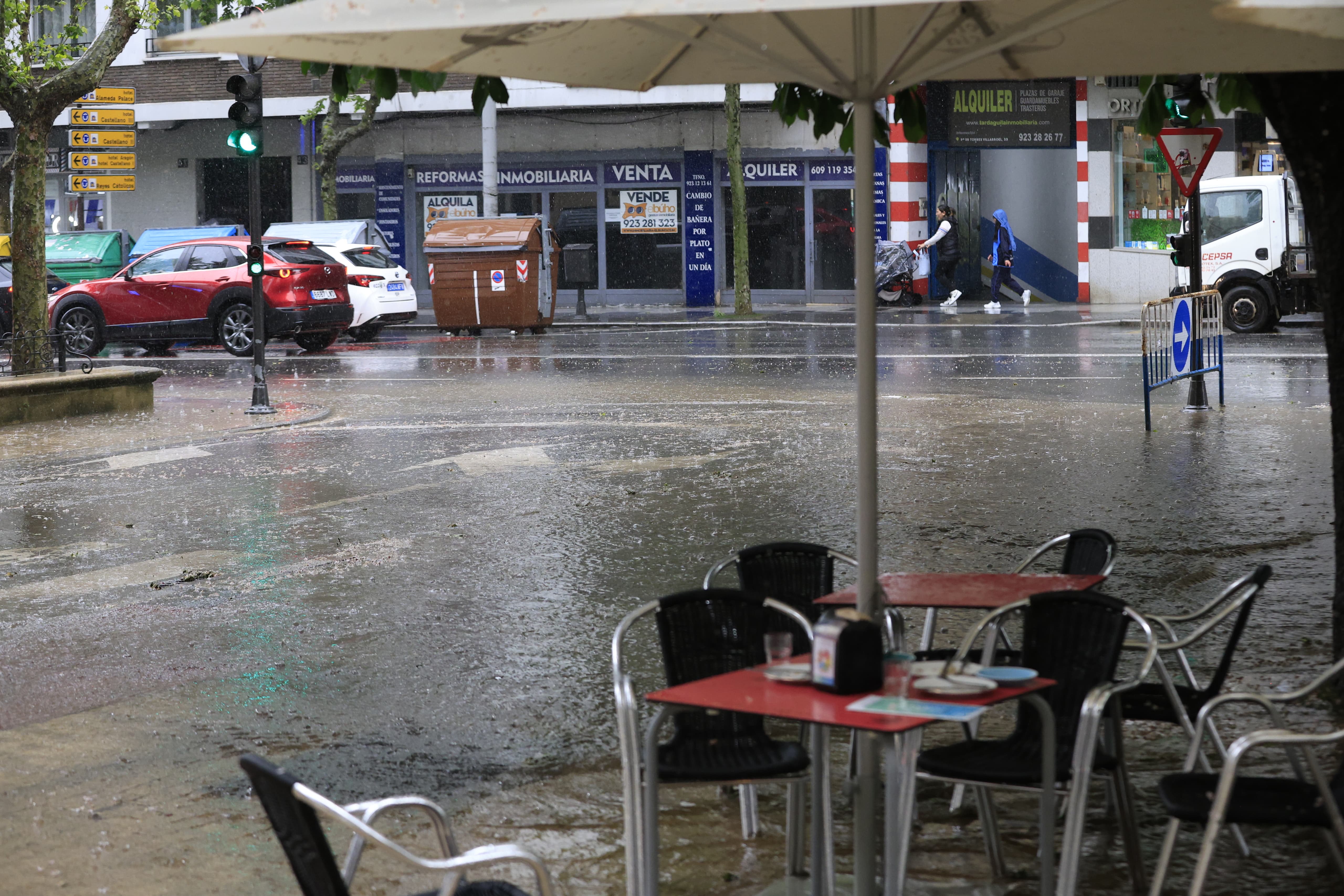 20 minutos de diluvio anegan parte de Salamanca al paso de un violento chaparrón