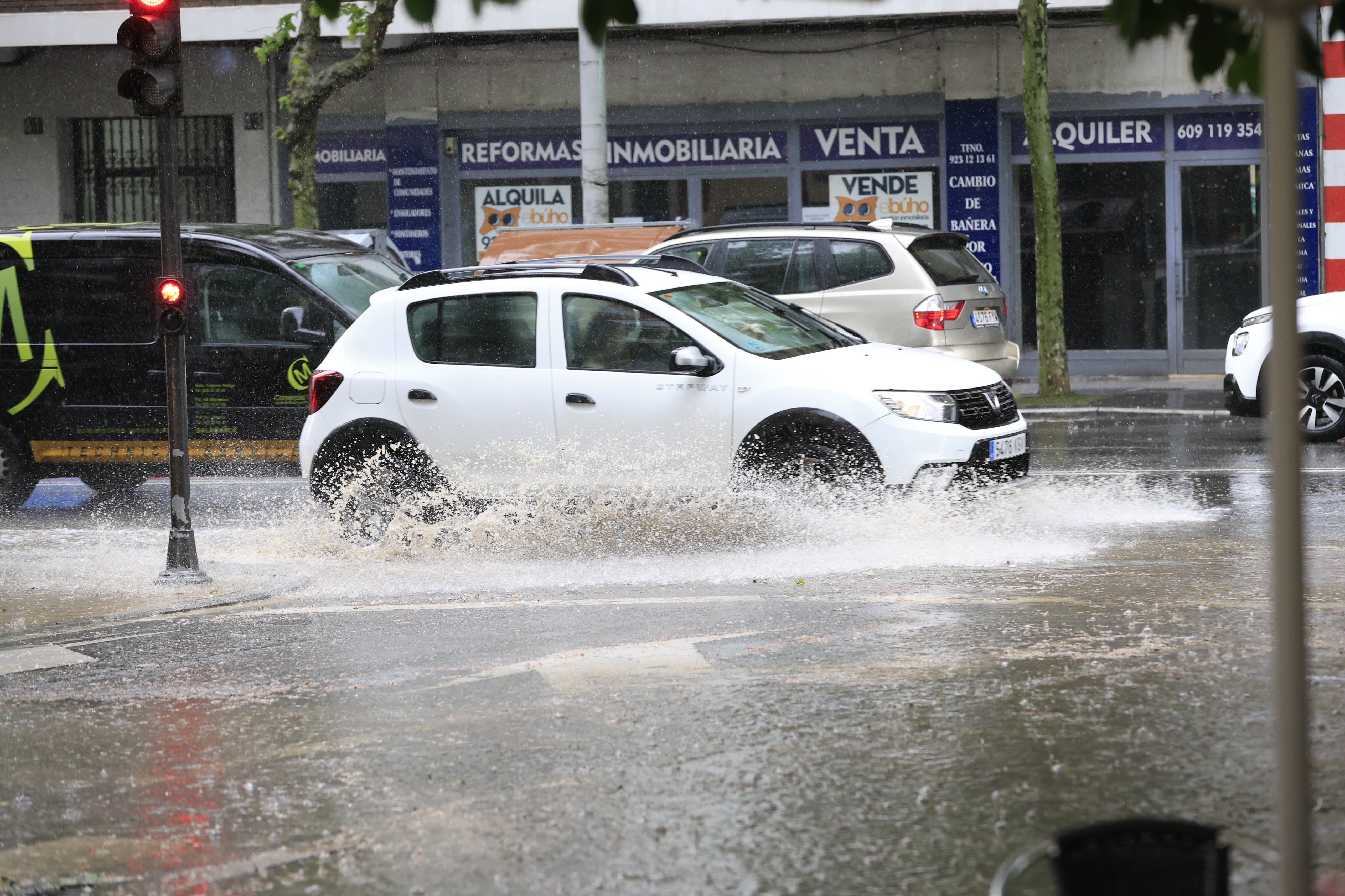 20 minutos de diluvio anegan parte de Salamanca al paso de un violento chaparrón