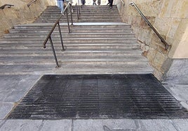 La nueva losa direccional de granito de alto agarre en la escalera de San Fernando.