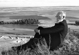 Miguel de Unamuno observando el paisaje