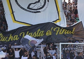 Gran bandera en uno de los fondos