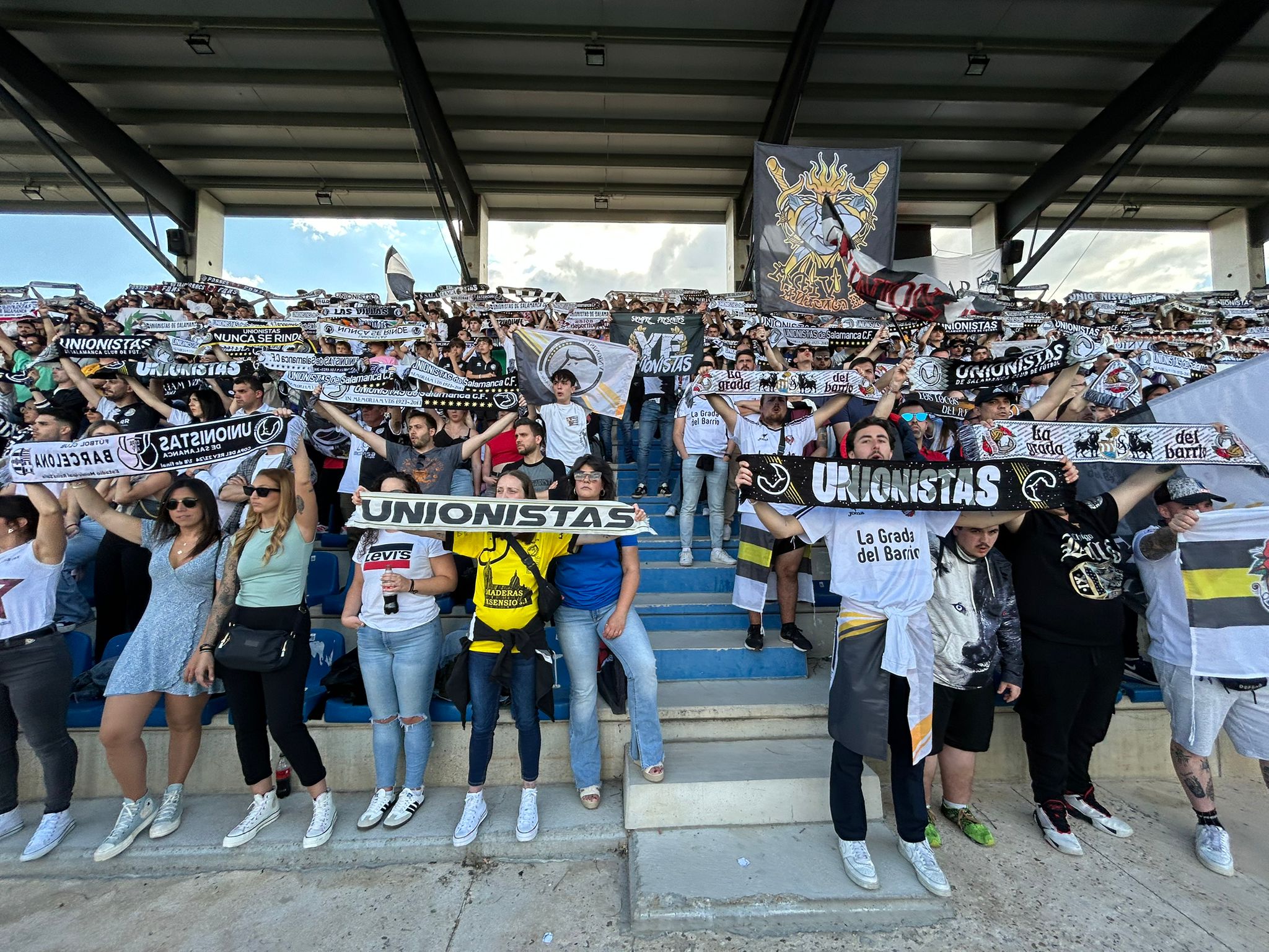 Unionistas-Tarazona en la grada: llenazo, desmayo y una afición volcada