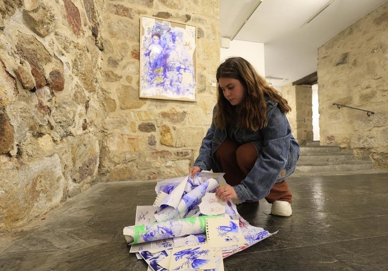 La artista Lucia Acitores junto a su obra en la sala de exposiciones de La Salina en Salamanca