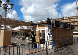 Adiós a las casetas que invaden la Plaza Mayor de Salamanca: desmontaje y cuenta atrás para las nuevas
