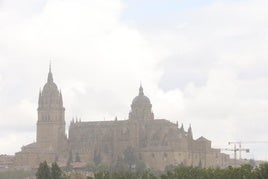 Una de las últimas tormentas caídas sobre la ciudad, con las Catedrales de fondo.