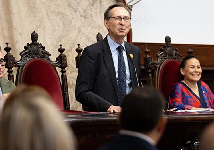 Intervención del senador Gonzalo Robles en el Paraninfo de la Universidad de Salamanca.