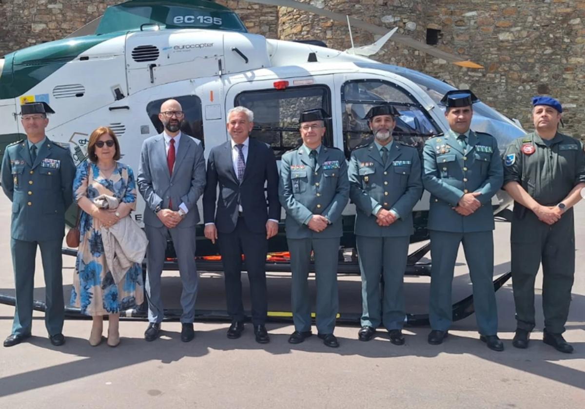 Agentes premiados y la subdelegada del Gobierno.