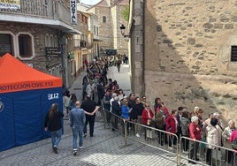 Colas para venerar la imagen de Santa Teresa de Jesús.