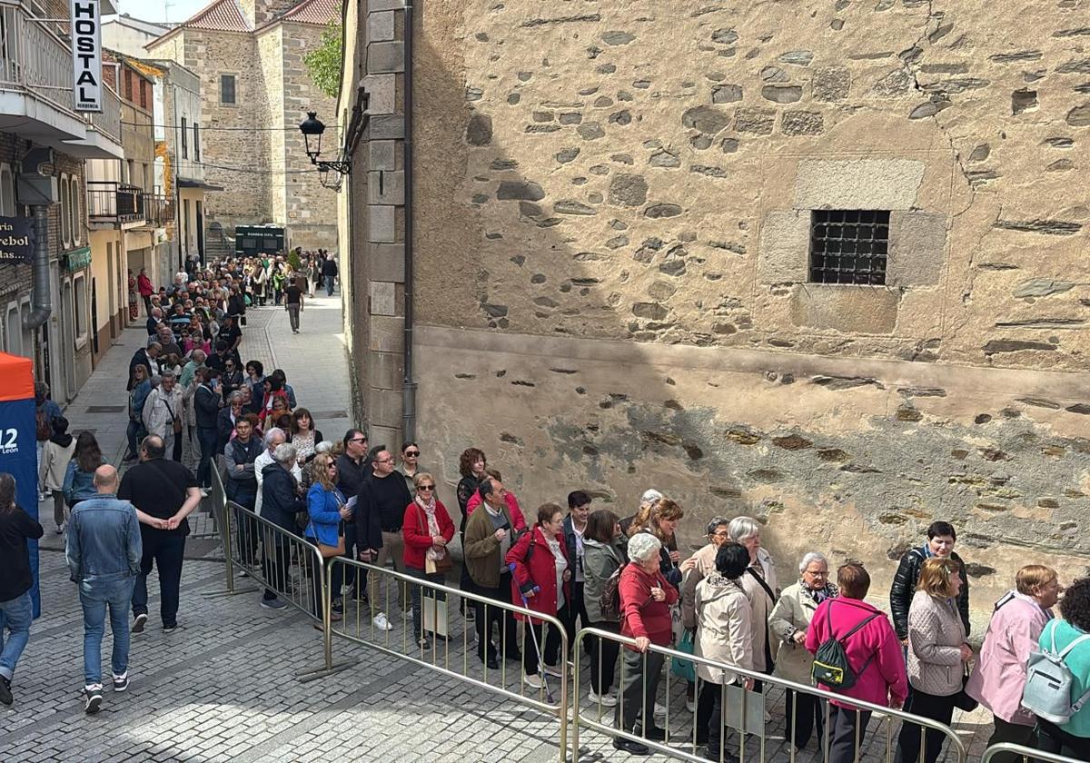 Colas para venerar la imagen de Santa Teresa de Jesús.