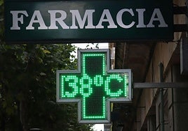 El termómetro de una farmacia de Salamanca marca 38 grados en una imagen de archivo.