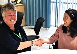 Linsey Cresswell y Carmen Sánchez Cañizares, Científica titular del CSIC, charlan sobre el acuerdo alcanzado.