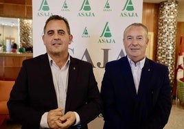 Juan Luis Delgado (i), presidente de ASAJA Salamanca, propietario de la vaca y la cría asesinadas.