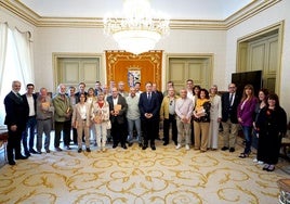 Carlos García Carbayo, junto a los funcionarios municipales homenajeados.