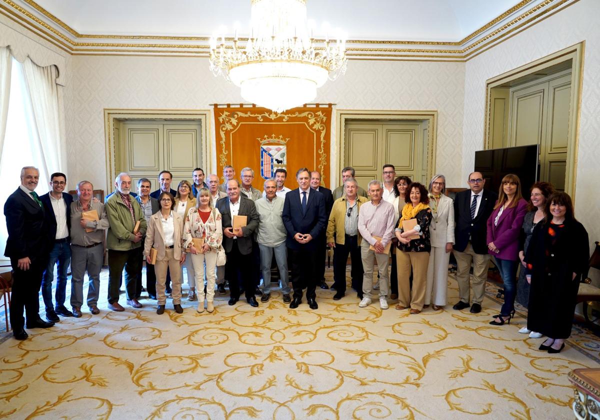 Carlos García Carbayo, junto a los funcionarios municipales homenajeados.