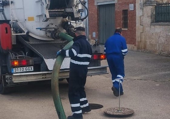 Dos operarios realizan labores de limpieza con un camión en Rollán en una imagen de archivo.